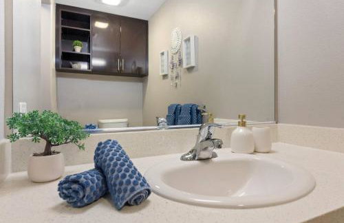 5-Star Irvine | Luxe 2BR w/ Pool, Gym & Parking - Foto 19