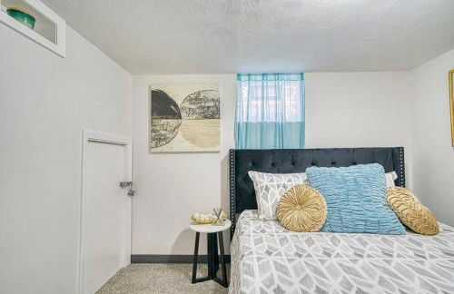 Beautiful Modern home with all year use HOT TUB, Pool table, Game room, & Propane fire pit!! - Foto 30