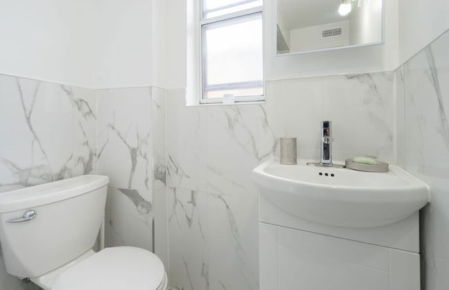 Applewood Suites - 4 BDRM King West - Photo 36