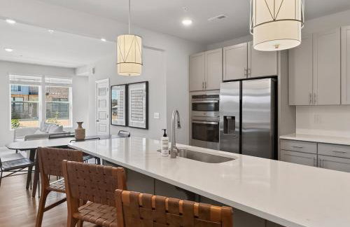 Luxe King Bed, Balcony, Garage in Downtown Raleigh - Foto 49