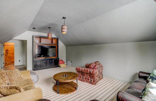 Camp 95 - Stunning Mountain Home - 4.5 Acres - Views - Hot Tub - Pet friendly - Private - Photo 30