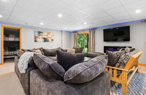 3 Mi to SR! Sleeps 25, Spacious, Hot Tub, Arcade! - Foto 27