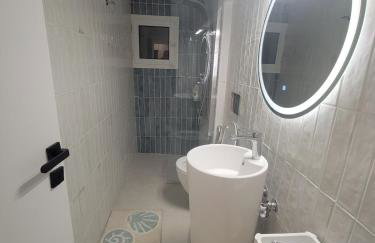 Stylish Rooftop Retreat with Hot Tub with Loutraki Beach - Foto 20