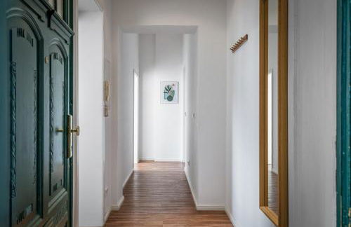 Sonnig & Helle Wohnung Alexanderplatz in 15min zu erreichen, Herthastraße sehr schön und groß für Gruppen geeignet - Photo 2