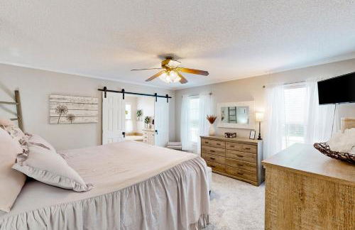 Renovated Retreat with Private Pool and Hot Tub - Photo 12