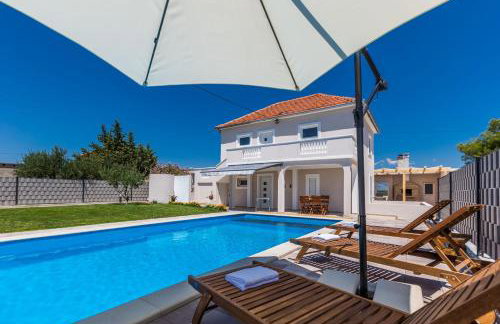 Serene Escape Near Zadar With Private Pool & Charming Outdoor Oasis - Foto 1