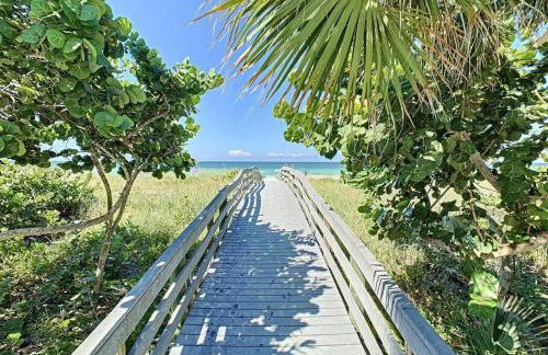 STEPS FROM THE BEACH, BEST LOCATION, 2 BDRM 2 BTH - Foto 1