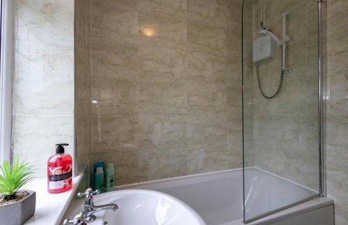 Spacious & Bright 3 Bedroom House in St Helens - Foto 27