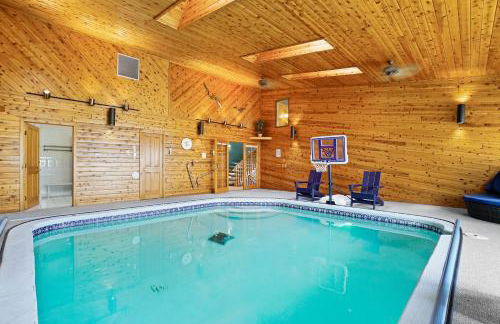 6BR Houghton Lake House with Indoor Pool, Hot Tub and Golf Simulator - Photo 58