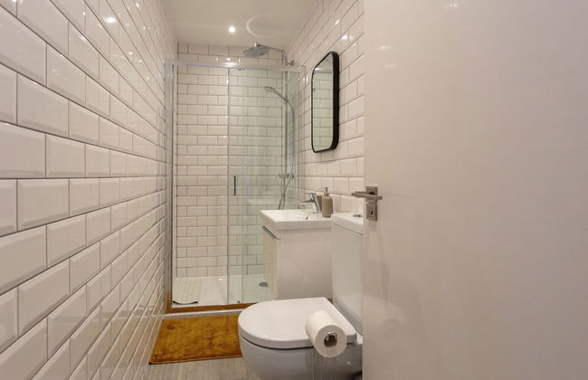 Lovely Apartment Beneath Edinburgh Castle - Photo 2