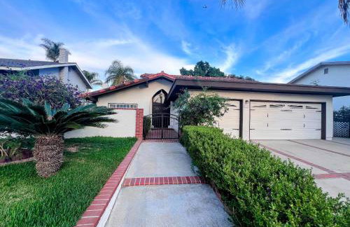 Bright & Spacious 5BR Modern Vacation Home - Near Disneyland & Beaches - Photo 1