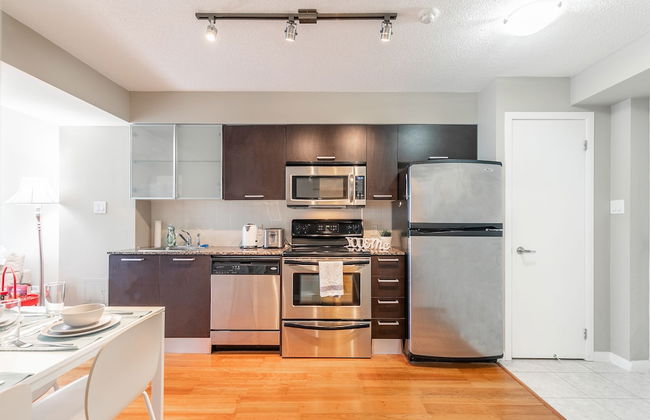 Stylish Suite in Downtown Toronto - Photo 17