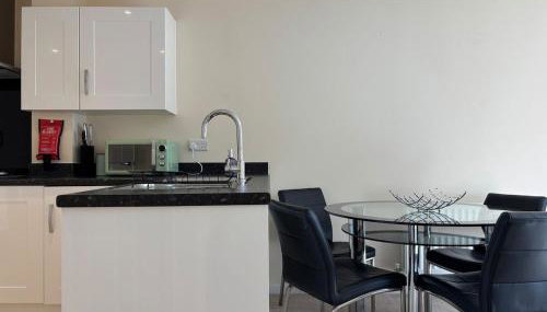 4BR Home - Gym - 3BA - Free Parking - En-suite - Near LGW Airport - Foto 2, stove, minibar