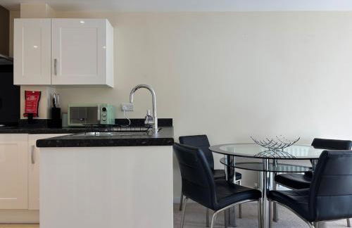 4BR Home - Gym - 3BA - Free Parking - En-suite - Near LGW Airport - Foto 2