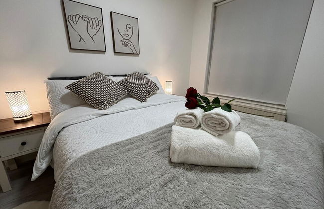 Elegant 3 Bedroom Flat with Garden Oasis - Photo 7