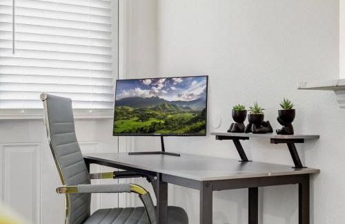 Tasteful 3BR I Free Parking I Workspace - Foto 2