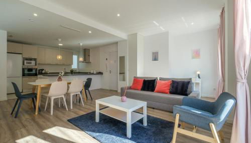 Modern, Stylish & Comfortable Apartment - Photo 4