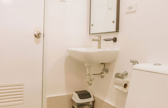 Sleek & Stylish Urban Loft - Photo 12