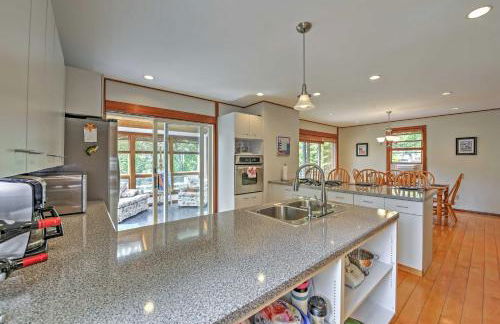 Walk to Beach! Hyannis Family Haven with Deck - Foto 9