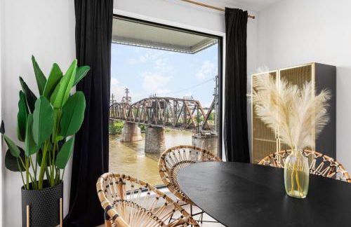 River View High-End Condo with Private Patio and FREE Parking - Foto 12