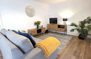 Deluxe One Bed Flat at Dawe Luxury Suites - An Entire Apartment near Ely Cathedral & Train Station - Ideal Gateway to Explore Ely, Cambridge, Norfolk & London - Sleeps up to 4 - Photo 2
