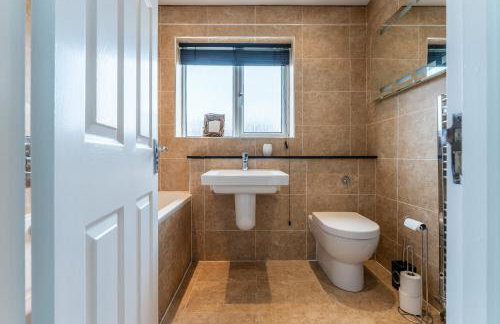 Spacious Seaside Home in Peaceful Coastal Setting - 5 Minutes Walk to the Beach - Foto 16