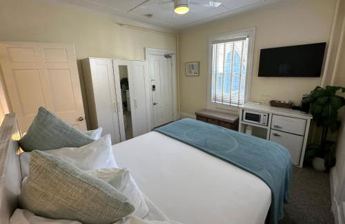 Charming Victorian Home Downtown Newport - Photo 39