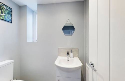 Stunning Family Home with Comfortable Surroundings by Our Home Short Stays ideally situated within Greater Manchester - Photo 19