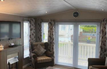 2 Bed Lodge Style Caravan with Hot Tub & Private Garden at Patrington Haven Leisure Park - Foto 5