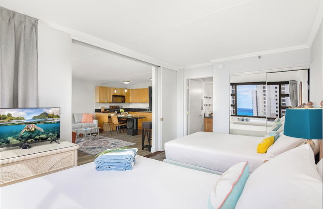 Partial Ocean View Condo with 2 Beds and Parking - Foto 8