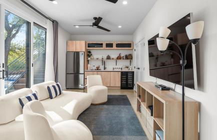 Modern Oasis w Pool Hot Tub Rooftop Deck Home Theater Mariposa Retreat by AvantStay - Foto 33