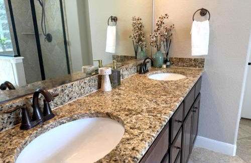 Cozy 4bdrm 3bath Home in The Woodlands - Photo 30