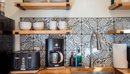 Casa Blanca Suite A1 - New, Private, Cozy! - Foto 5, stove, toaster, minibar