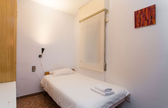 Spacious & Quiet 4 Bedroom Apartment - Photo 10