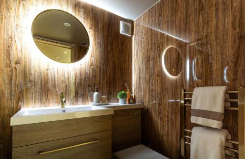 Tree House - Luxury Riverside Escape! - Foto 5