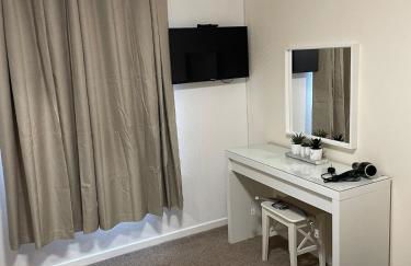 Spacious two bedroom flat, entire property - Photo 10