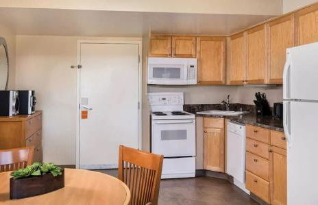Enjoy all Reno has to offer in this 2BD resort condo with outdoor pool or hot tub - Foto 13