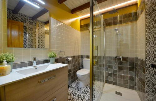 Piscina climatizada y cubierta 365 dias en Casa Rural con Encanto El Puentuco una de las casas mas valoradas de Cantabria - Foto 90