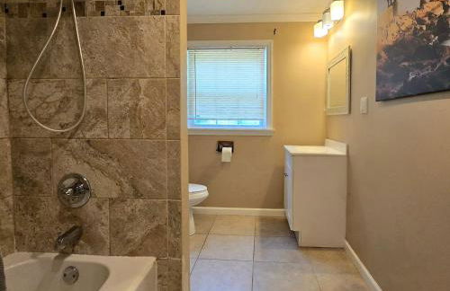 Spacious 4BR Retreat Yard, BBQ & Prime Location - Foto 23