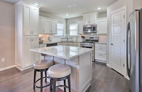 Near Hiking and Biking Convenient Home in Rogers! - Foto 8