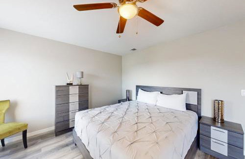 Cozy Spacious Home with Private Backyard and Patio, near shopping - Foto 11