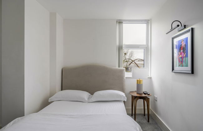 Luxurious 2 Bedroom Apartment With Free Parking - Photo 7