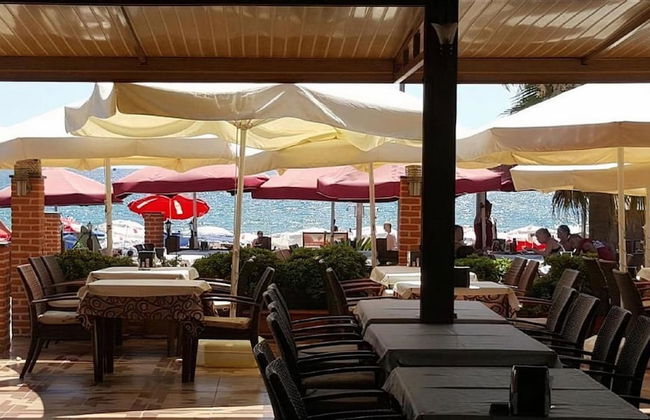 Beach Front Apartment Close to Centre of Side With all you Desire Sleeps up to 4 - Photo 17