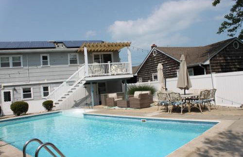 Gorgeous beach house with large pool & private beach, just 3 blocks away!! - Foto 1