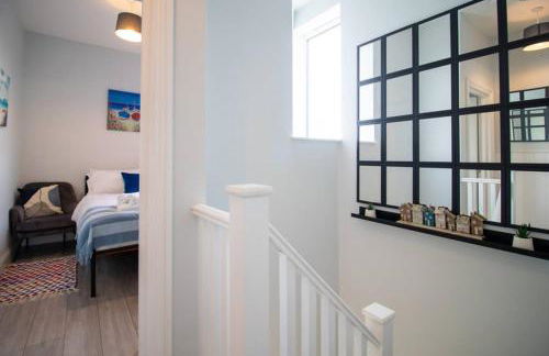 The Little Blue House by Sheppey Stays -Cosy 2BR Blue House - Near Docks with Parking - Foto 45