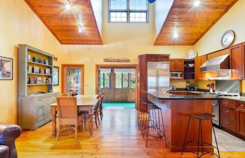 Secluded cabin on 10 acres - hot tub & game room! - Foto 21