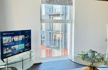 Comfortable 2-Bedroom Flat close Etihad and Coop Live - Photo 1