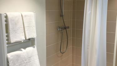 KOSY Appart’Hôtels – Art’ & Facts - Foto 3, towels, Shower