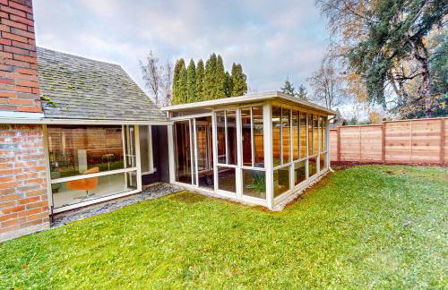 Mid-Century Marvel - Photo 23