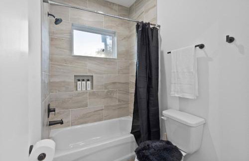 Chic Grey Escape Close to Downtown Fun - Foto 7